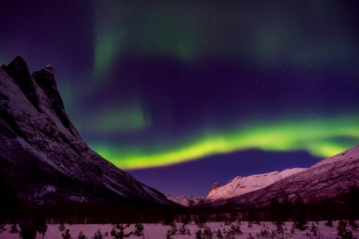 Descobrindo os fascinantes fenômenos naturais. — Maravilhe-se com a incrível diversidade dos fenômenos naturais, das auroras boreais aos vulcões em erupção.